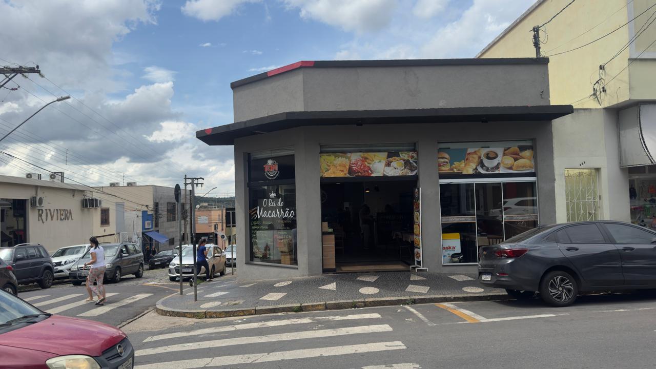 Marketing Digital em Restaurantes Locais: Telas de anúncios da No Ponto Mídia no Restaurante do Tom, Centro de Atibaia